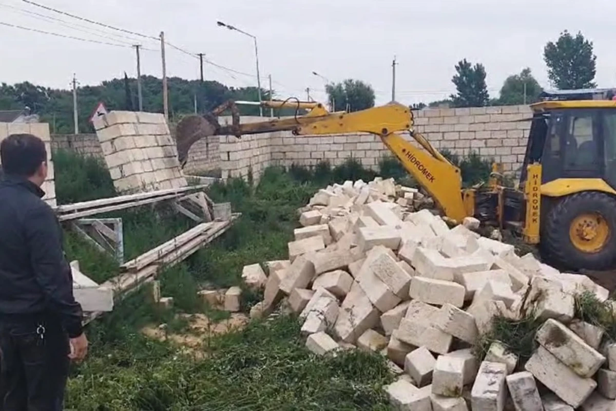 Qanunsuz inşa olunan tikililər sökülüb - FOTO/VİDEO