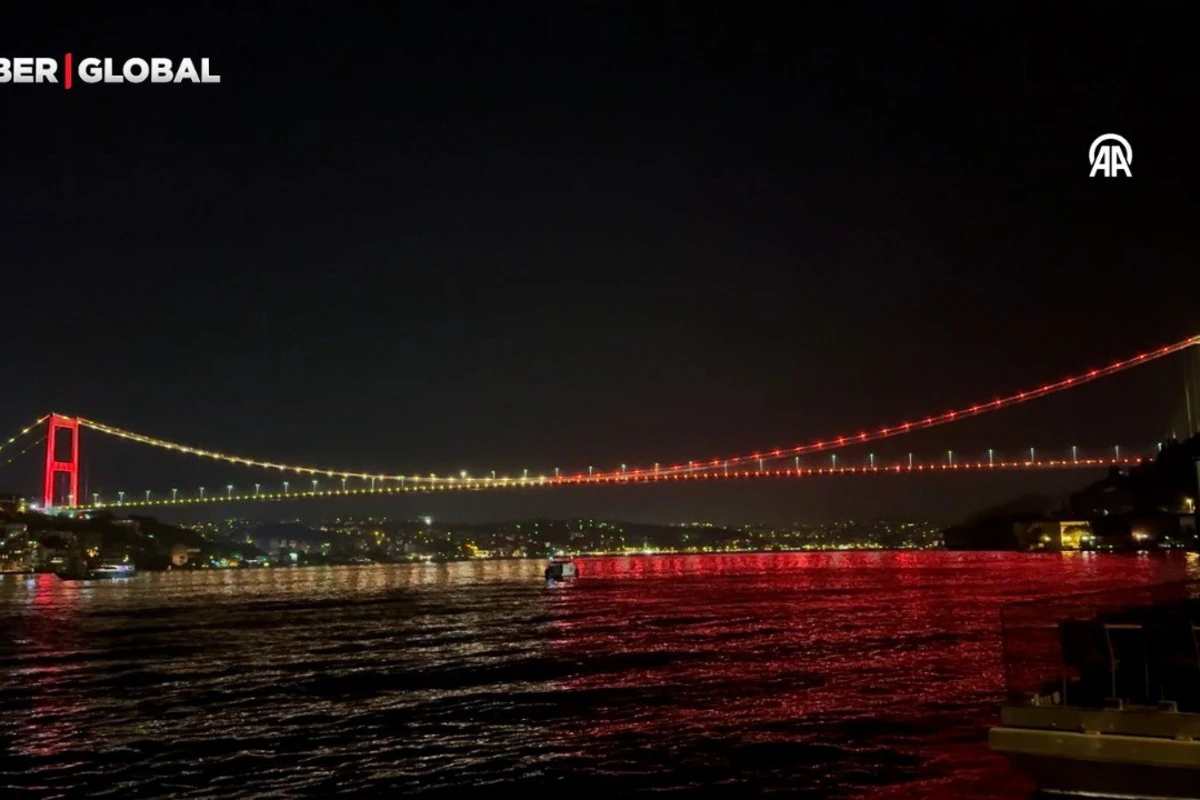İstanbulda körpü Qalatasaray bayrağının rənglərinə büründü - VİDEO