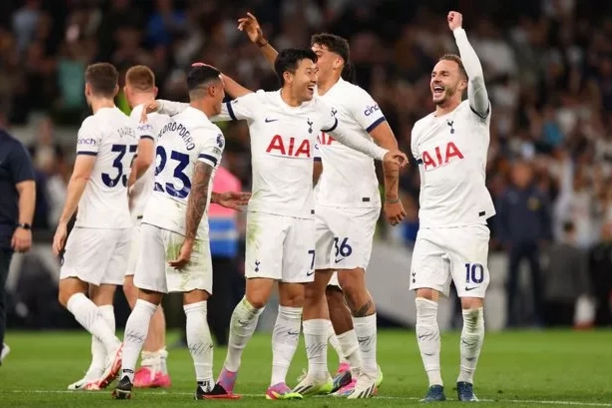 İngiltərə klubu 4 futbolçusu ilə vidalaşdı