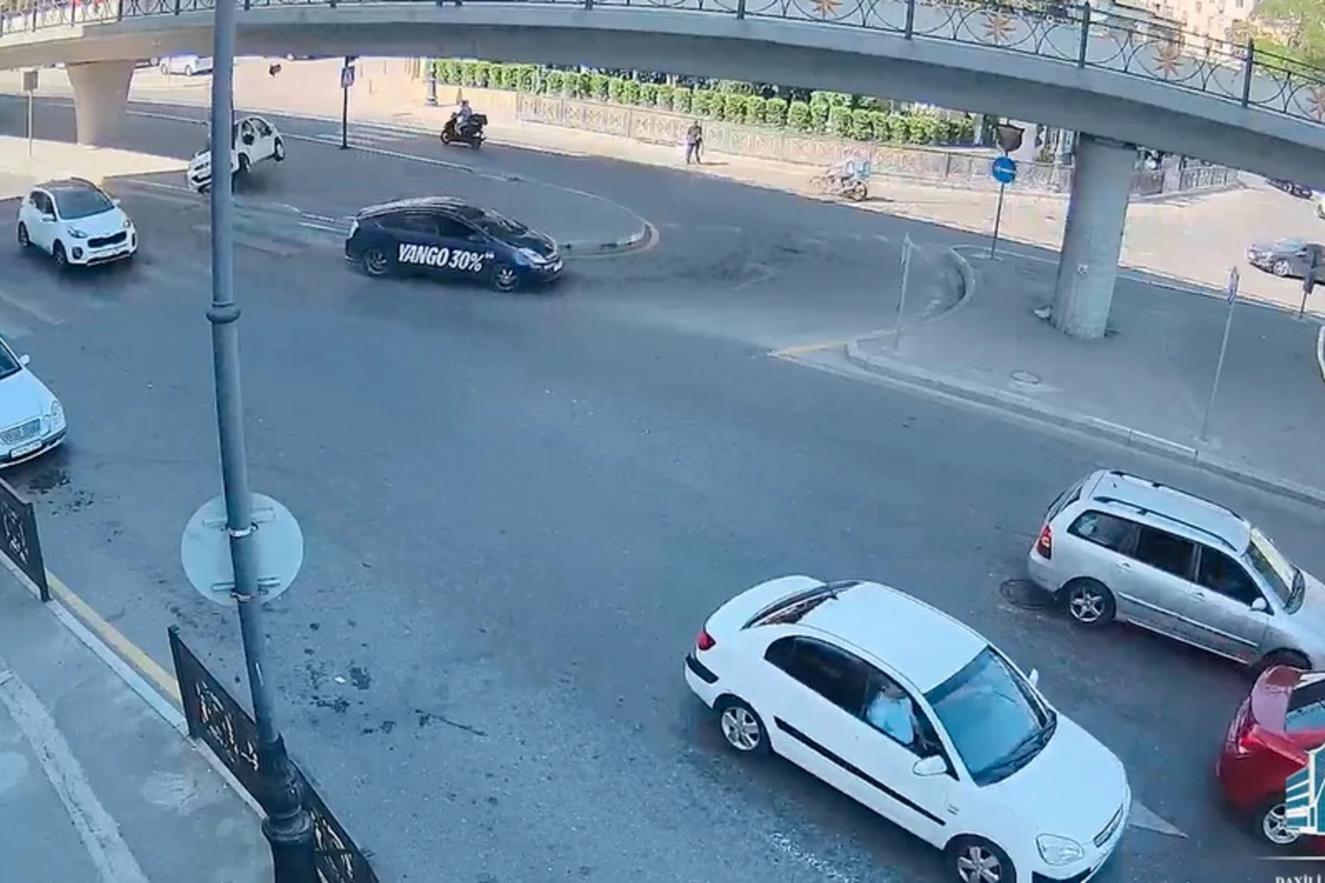 Bakıda idarəetməni itirən avtomobil işıqforu yararsız hala salıb - VİDEO
