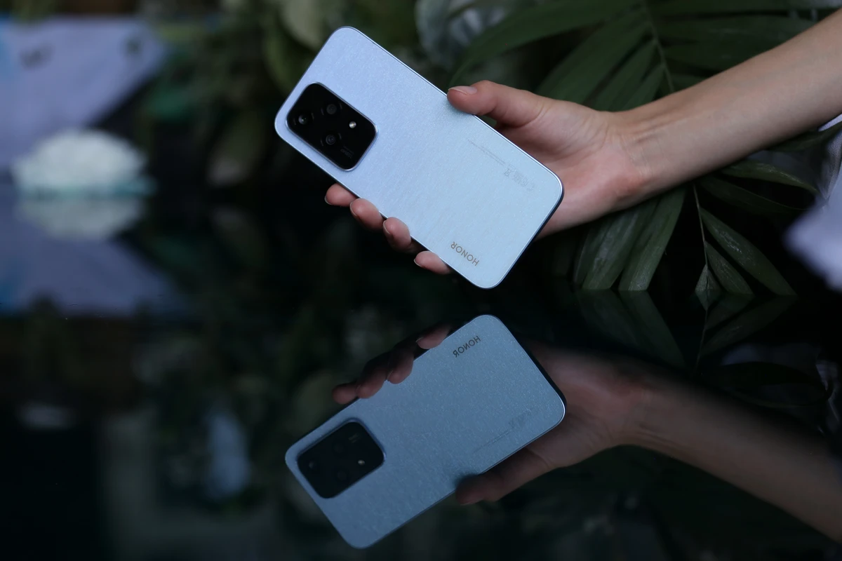 AMOLED parlaq ekrana və 108MP kameraya sahib HONOR 200 Lite artıq satışda - FOTO
