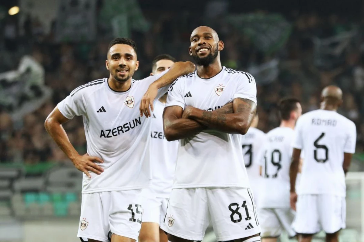 Qarabağın Medinası komanda yoldaşı ilə belə zarafatlaşdı - FOTO