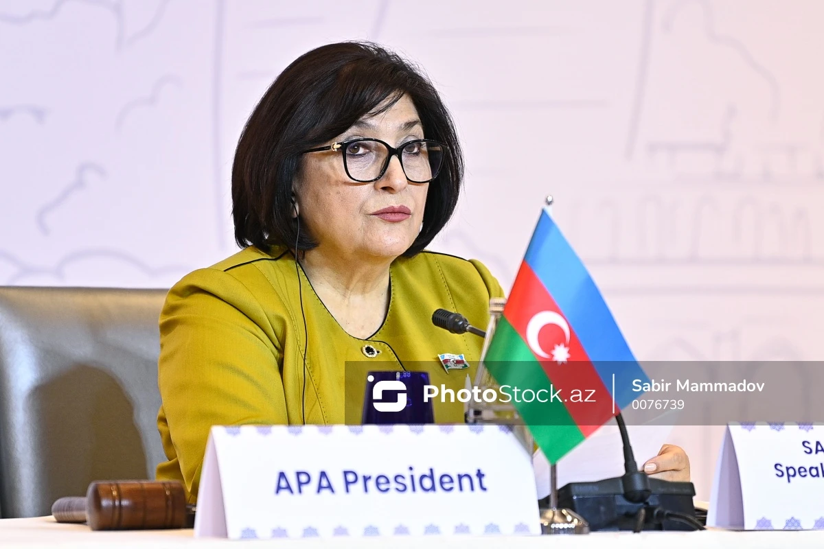 Spiker deputatlara irad tutdu