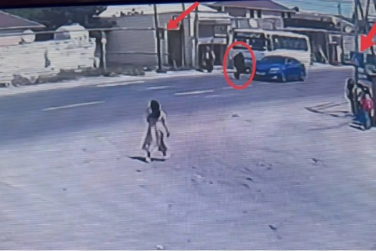 В Баку перебегавшего дорогу перед автобусом мужчину сбил автомобиль - ВИДЕО