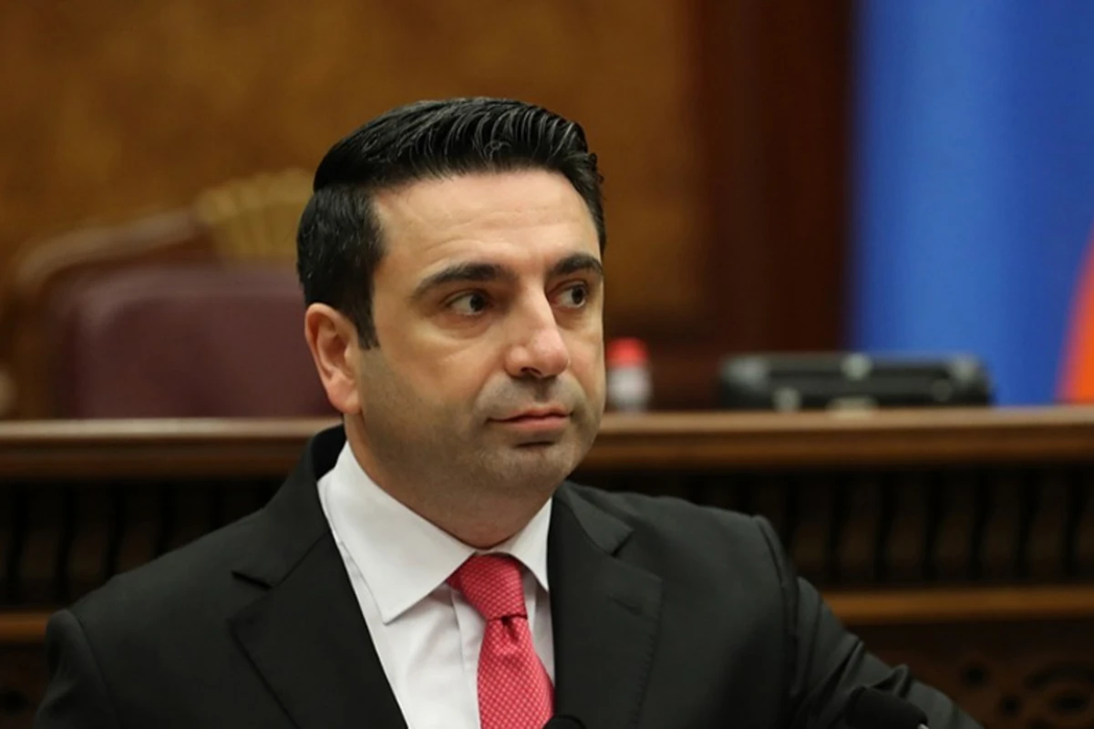 Simonyan: Ermənistan heç bir ölkə ilə hərbi bazanın yerləşdirilməsinə dair danışıqlar aparmır