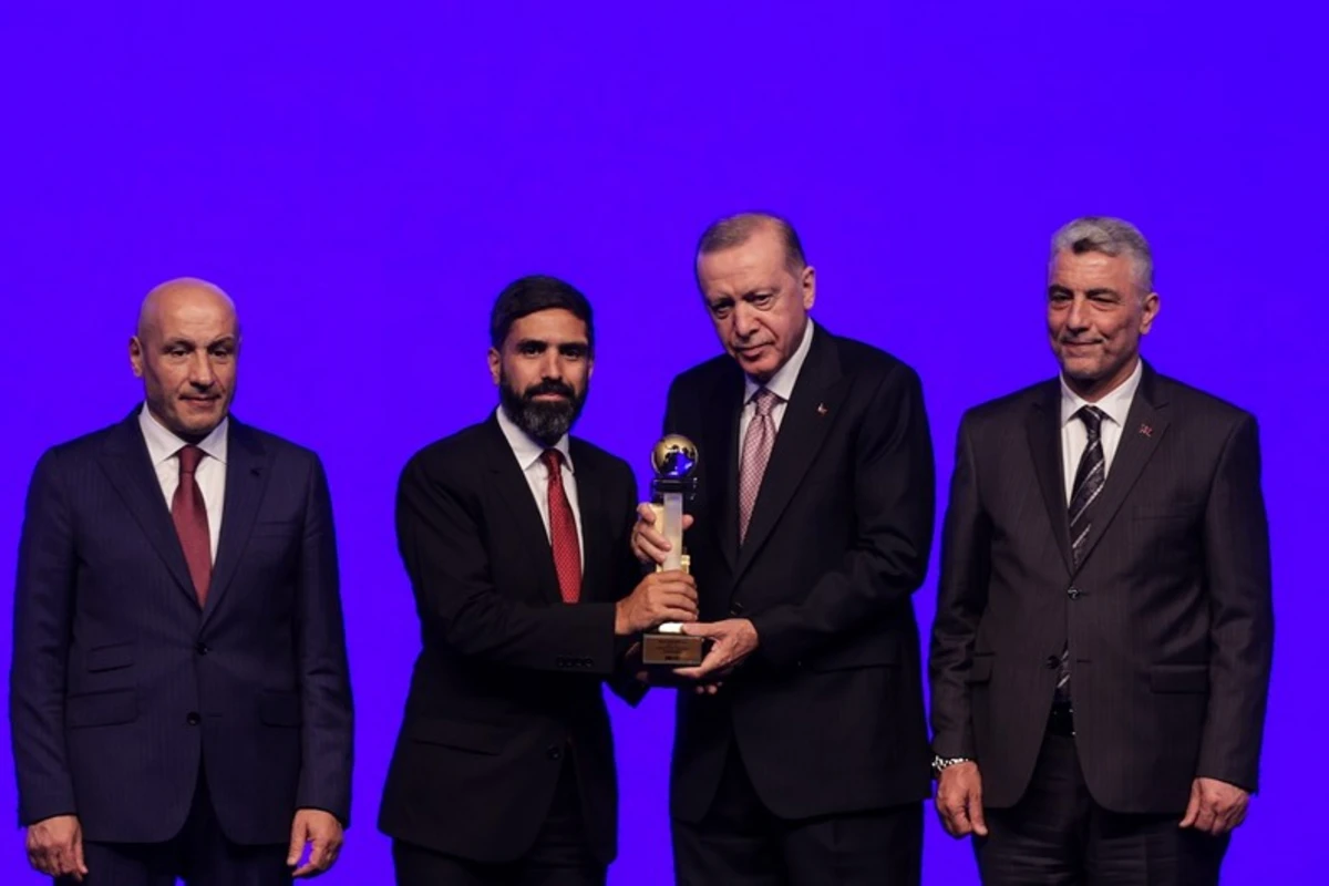 Ərdoğan “STAR” NEZ-in ixracat çempionu mükafatını Rövşən Nəcəfə təqdim edib - FOTO