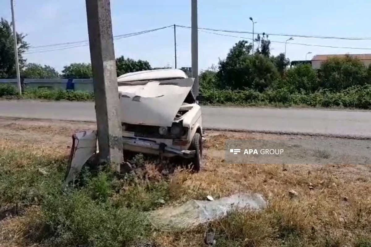 Lənkəranda avtomobil elektrik dirəyinə çırpılıb, xəsarət alanlar var