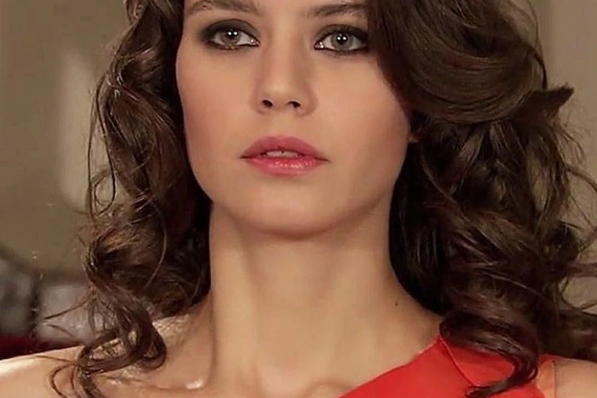 Beren Saatın ayaqları gündəm olub - FOTO Beren Saatın ayaqları gündəm olub - FOTO