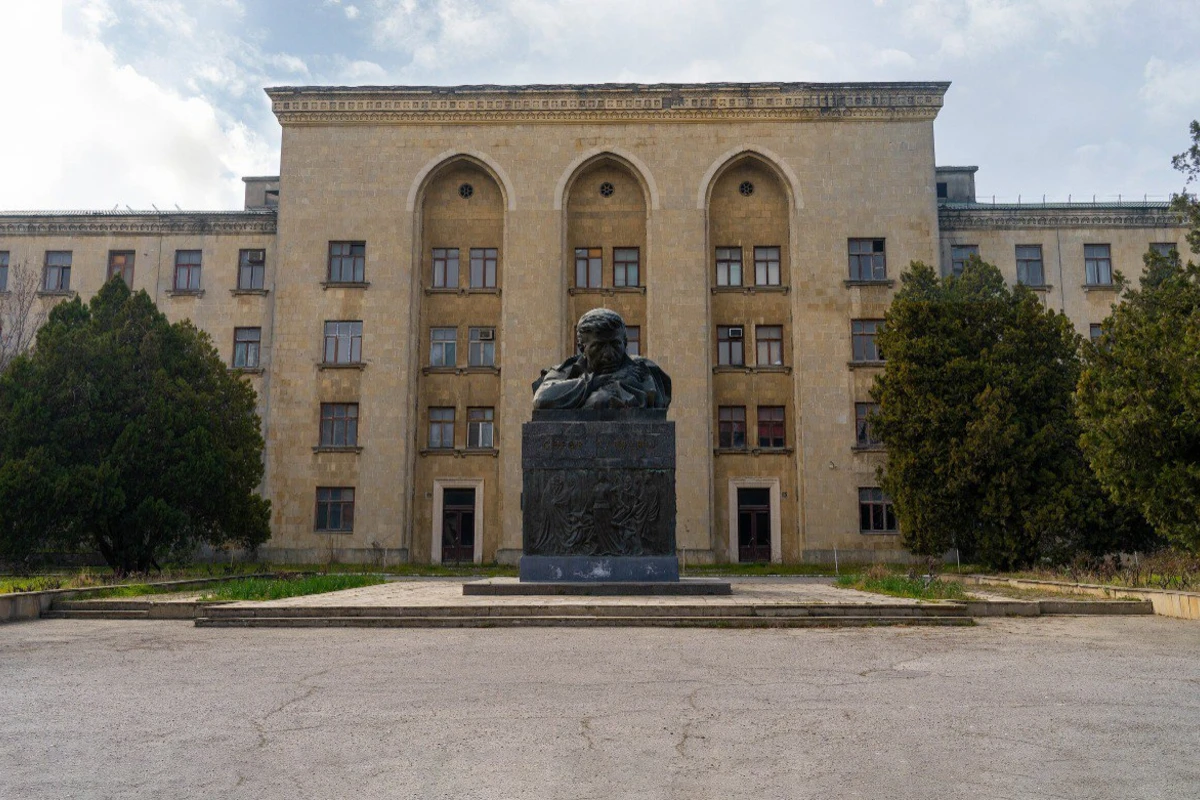 Azərbaycanda qurumun direktor və müavini vəzifələrindən azad edildilər