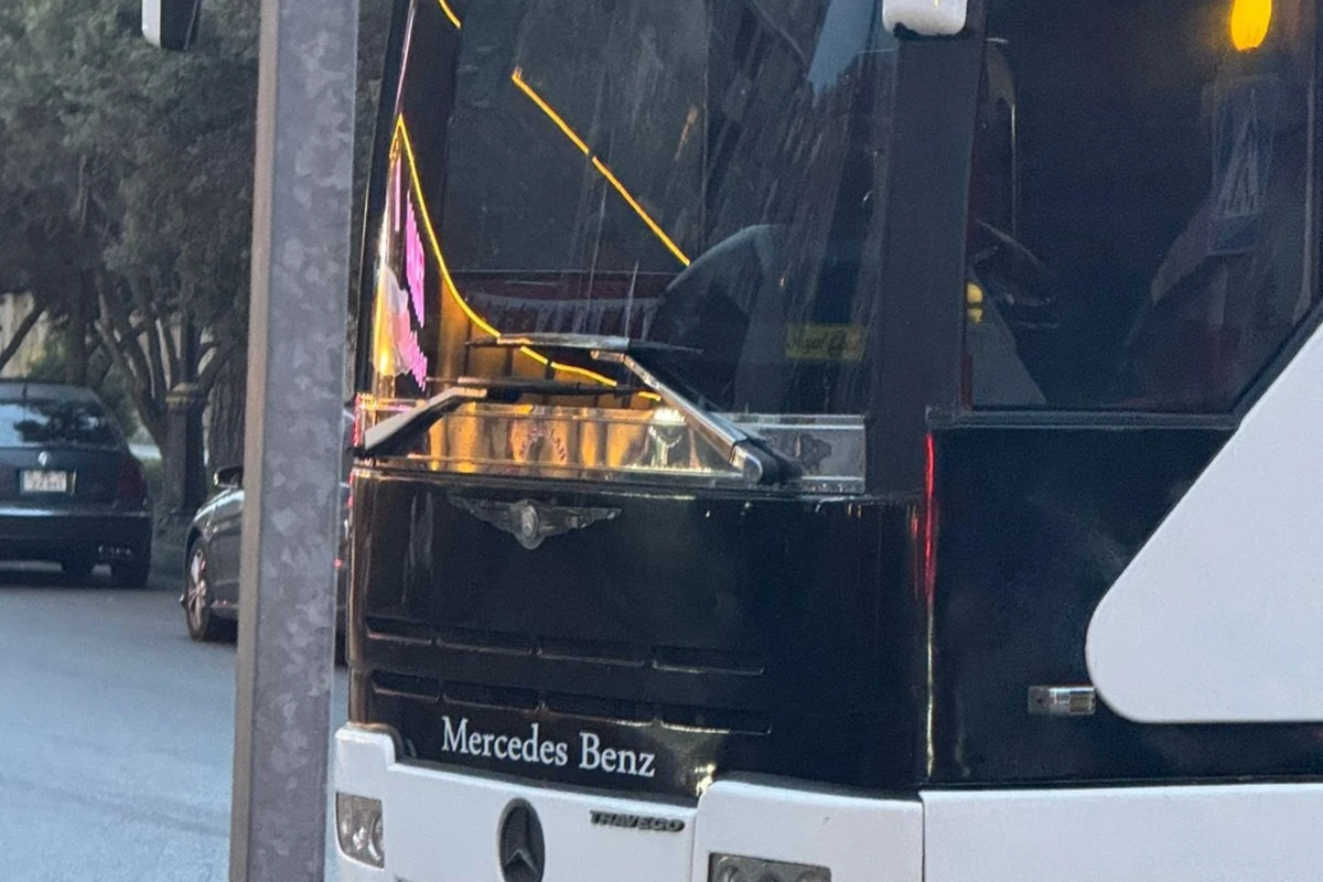 Bakıda avtobus sürücüsü yolu bağladı - FOTO