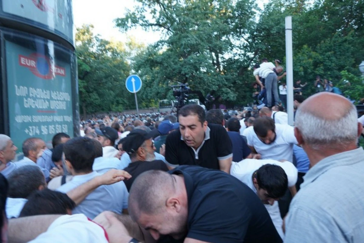 Минздрав Армении: 55 человек пострадали в ходе акции протеста
