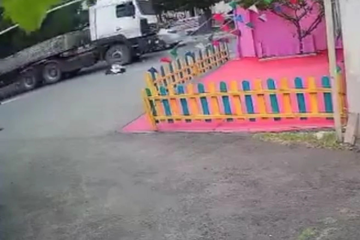 Yolu keçmək istəyən kişini ağırtonnajlı maşın vurdu - ANBAAN VİDEO Yolu keçmək istəyən kişini ağırtonnajlı maşın vurdu - ANBAAN VİDEO