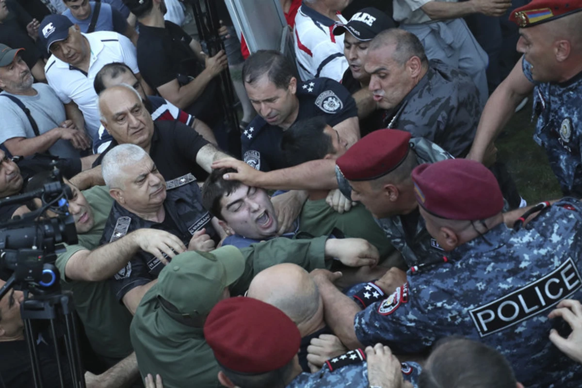 Ermənistanda parlament binası yaxınlığında baş verən toqquşmalarda 101 nəfər xəsarət alıb
