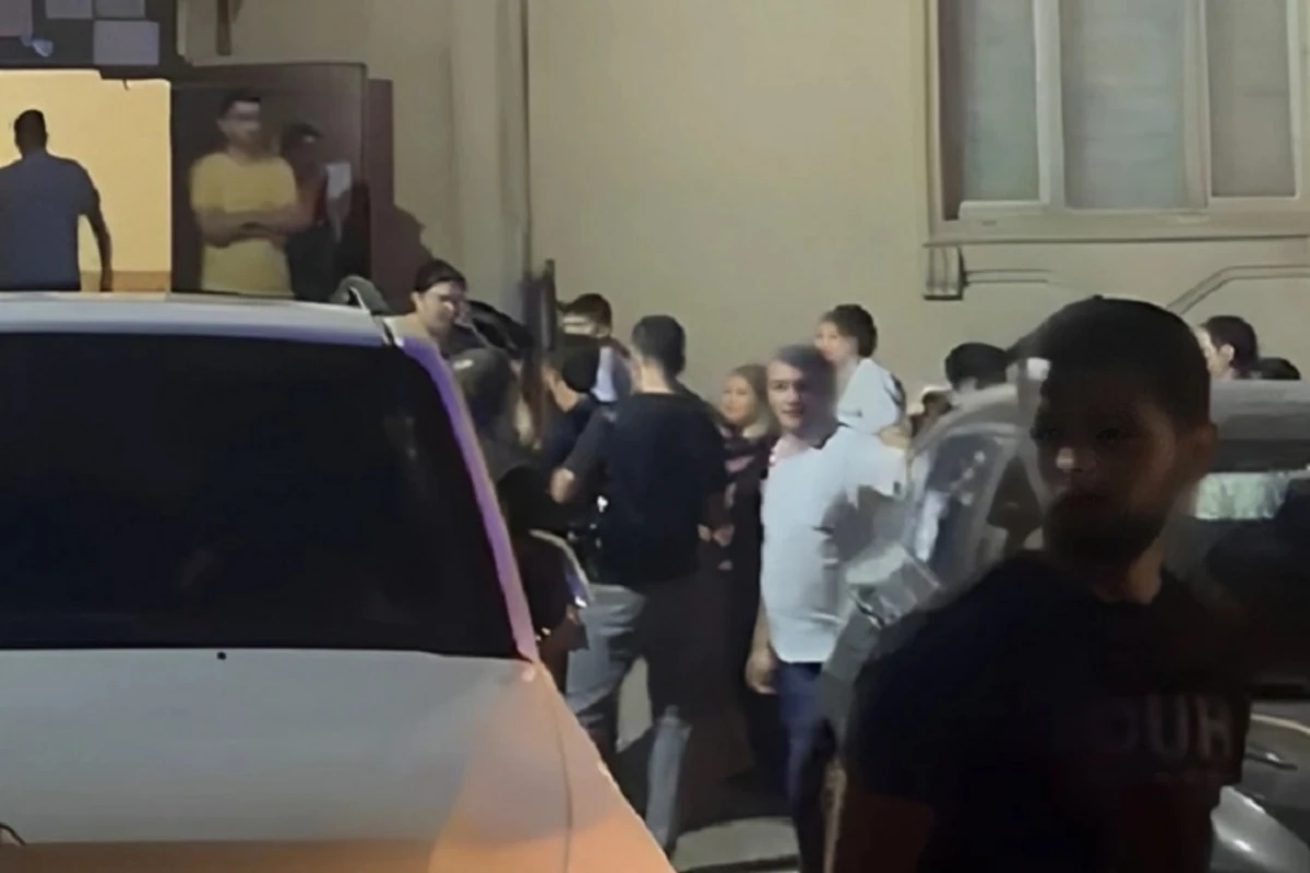 Bakıda yaşayış binasında lift qırıldı: Xəsarət alanlar var - VİDEO Bakıda yaşayış binasında lift qırıldı: Xəsarət alanlar var - VİDEO