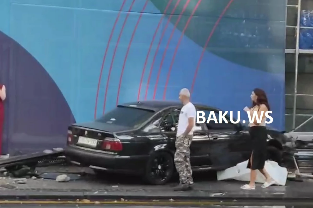 Paytaxtda BMW svetoforu aşıraraq səkiyə çıxdı - YENİLƏNİB - FOTO/VİDEO