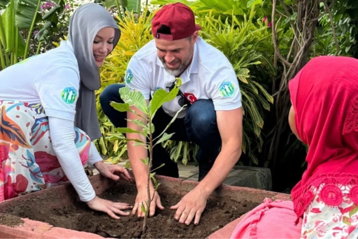 1 həftə öncə evlənən cütlük bal ayına getmək yerinə Tanzaniyaya yardım apardı - FOTO