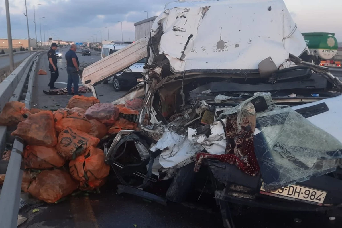 Bakıda ağır yol qəzası: Bir nəfər öldü, biri ağır yaralandı - FOTO