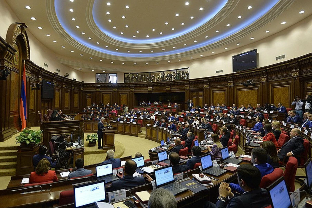 В парламенте Армении обсудят отставку Пашиняна