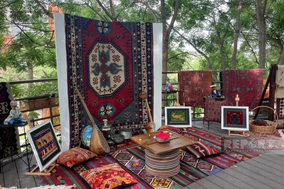 Gürcüstanda festivalda Azərbaycan xalçaları, musiqi alətləri, geyimləri nümayiş etdirilib