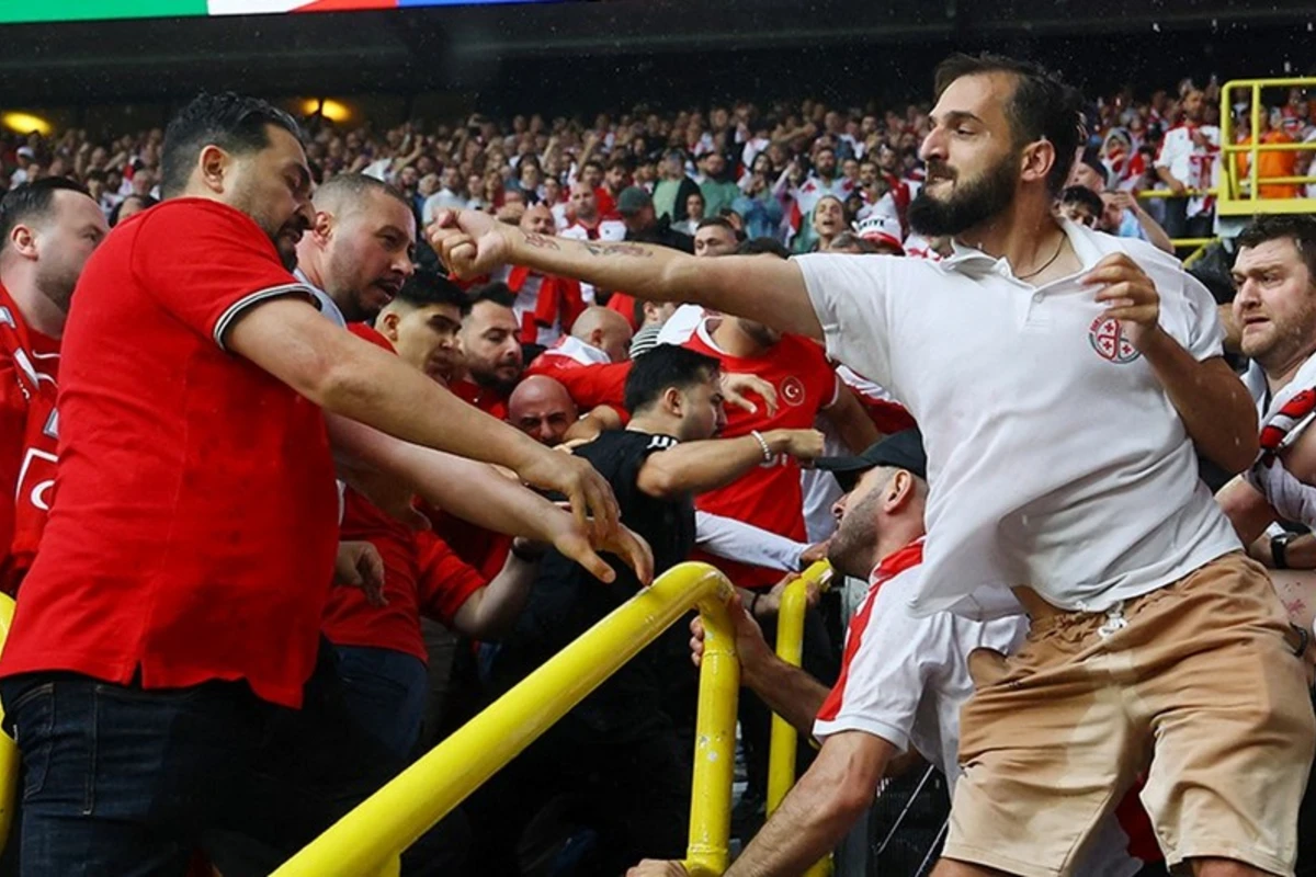 Almaniyada gürcüstanlı və türkiyəli azarkeşlər dava edib - FOTO
