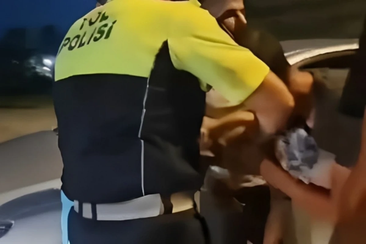 Yol polisi iki yaşlı uşağın həyatını xilas etdi - VİDEO Yol polisi iki yaşlı uşağın həyatını xilas etdi - VİDEO
