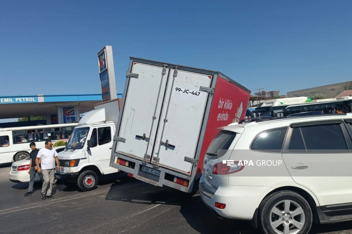 Bakıda zəncirvari qəza olub, yolda tıxac yaranıb - FOTO