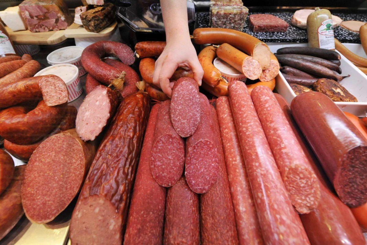 Xaricdən 5 manata gətirilən kolbasalar marketlərdə 20 manatdan baha satılır