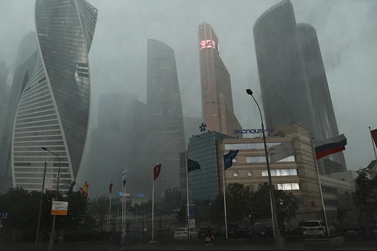 Появились кадры жуткого урагана в Москве - ВИДЕО