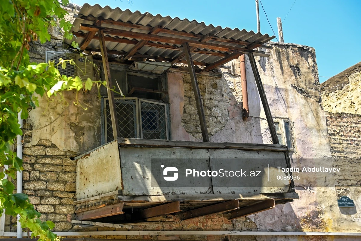 Bakıda binanın qəzalı vəziyyətdəki eyvanı piyadalar üçün təhlükə yaradır - FOTO