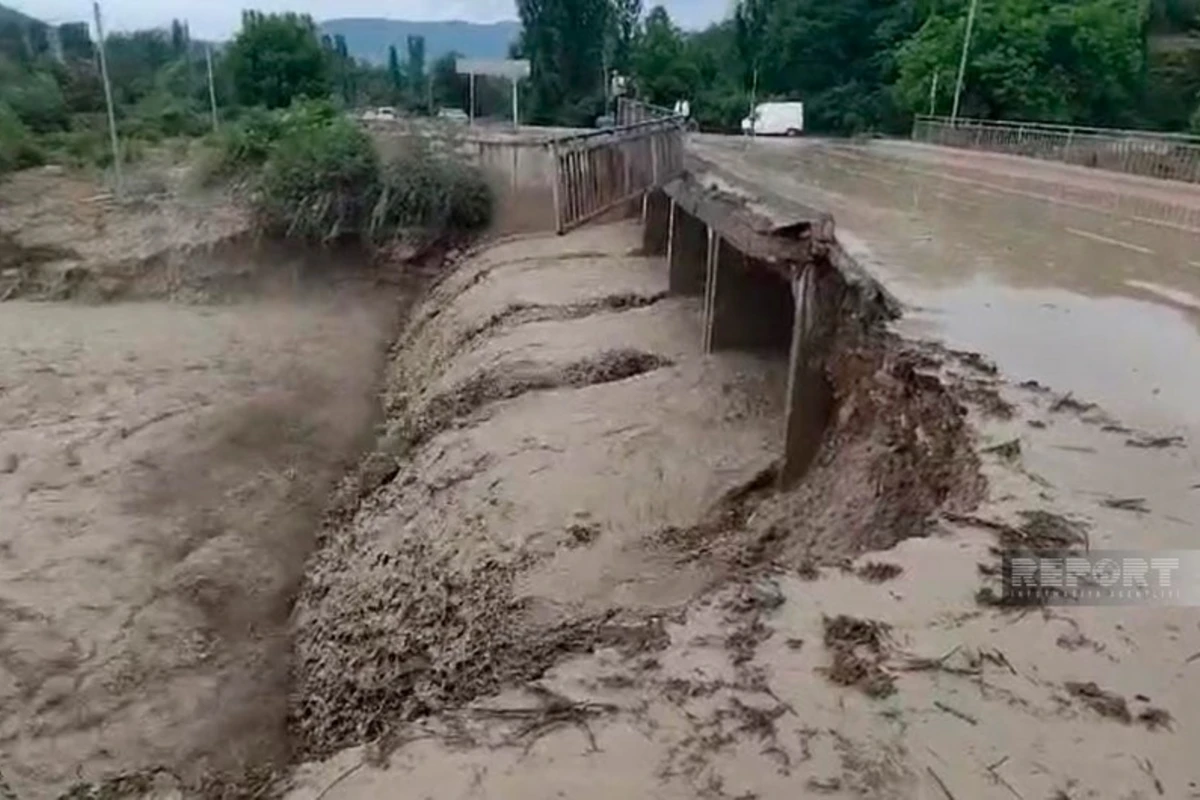 Qubada çay məcrasından çıxıb, kəndi su basıb - FOTO