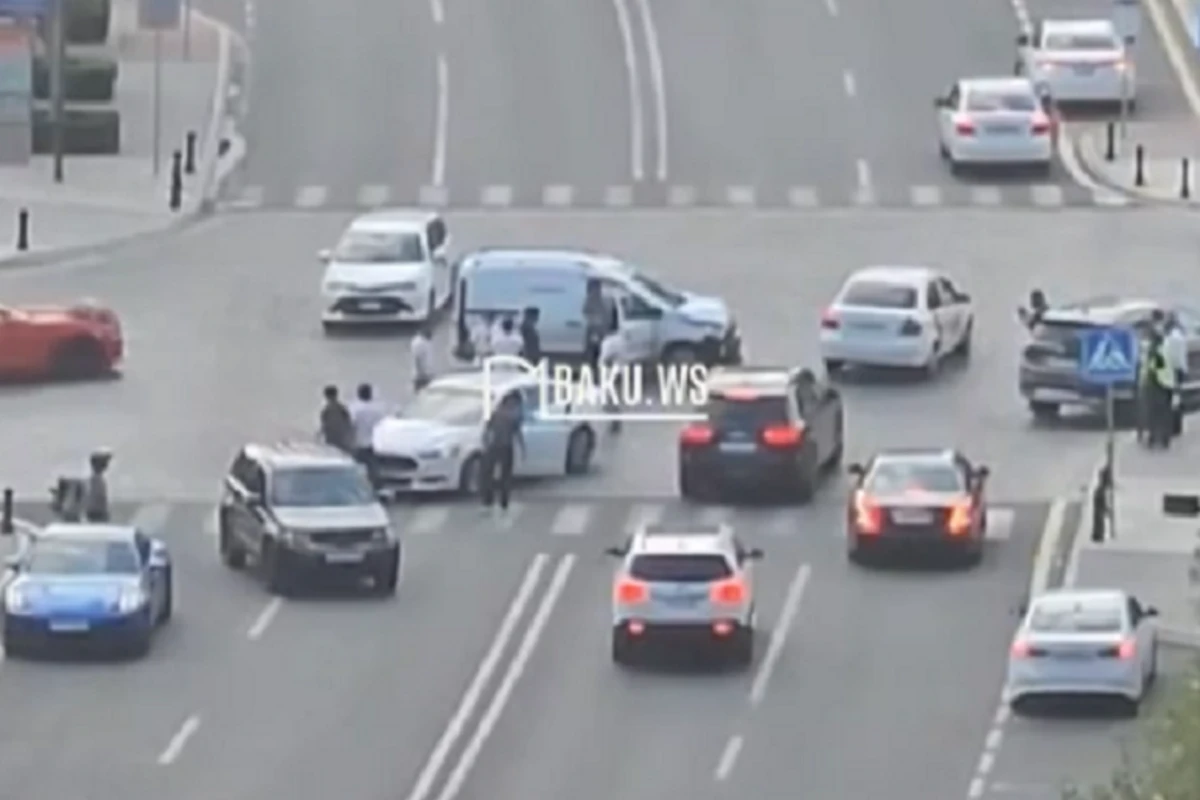 Ağ Şəhərdə iki Ford toqquşdu - VİDEO