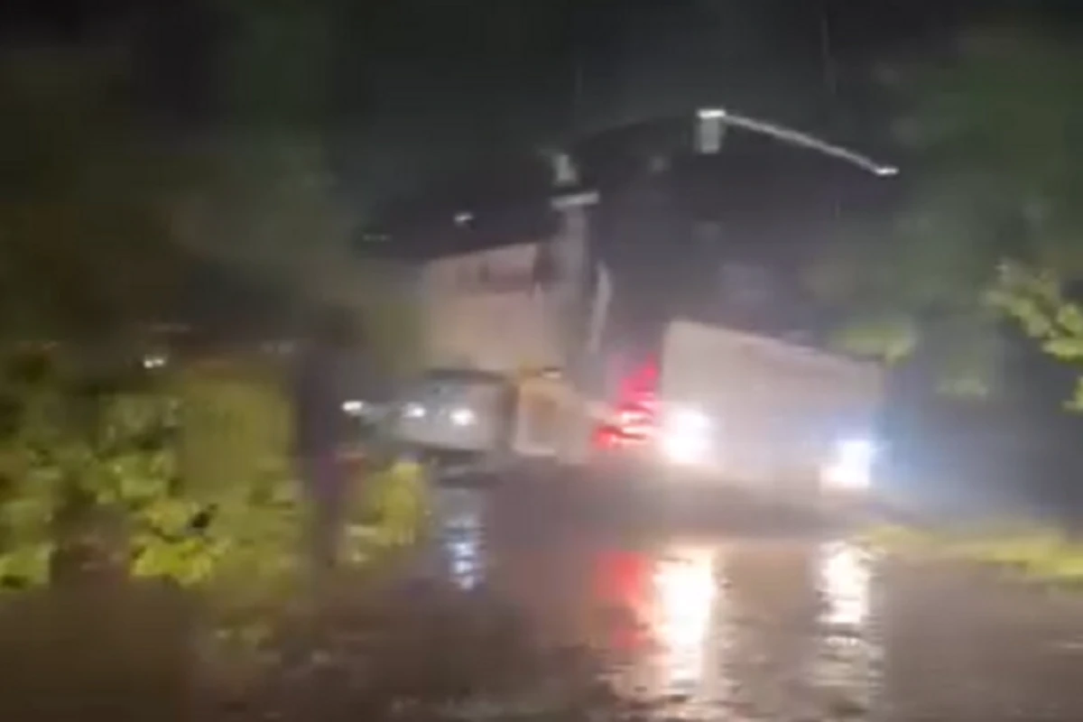 В Загатале пассажирский автобус упал в кювет - ВИДЕО