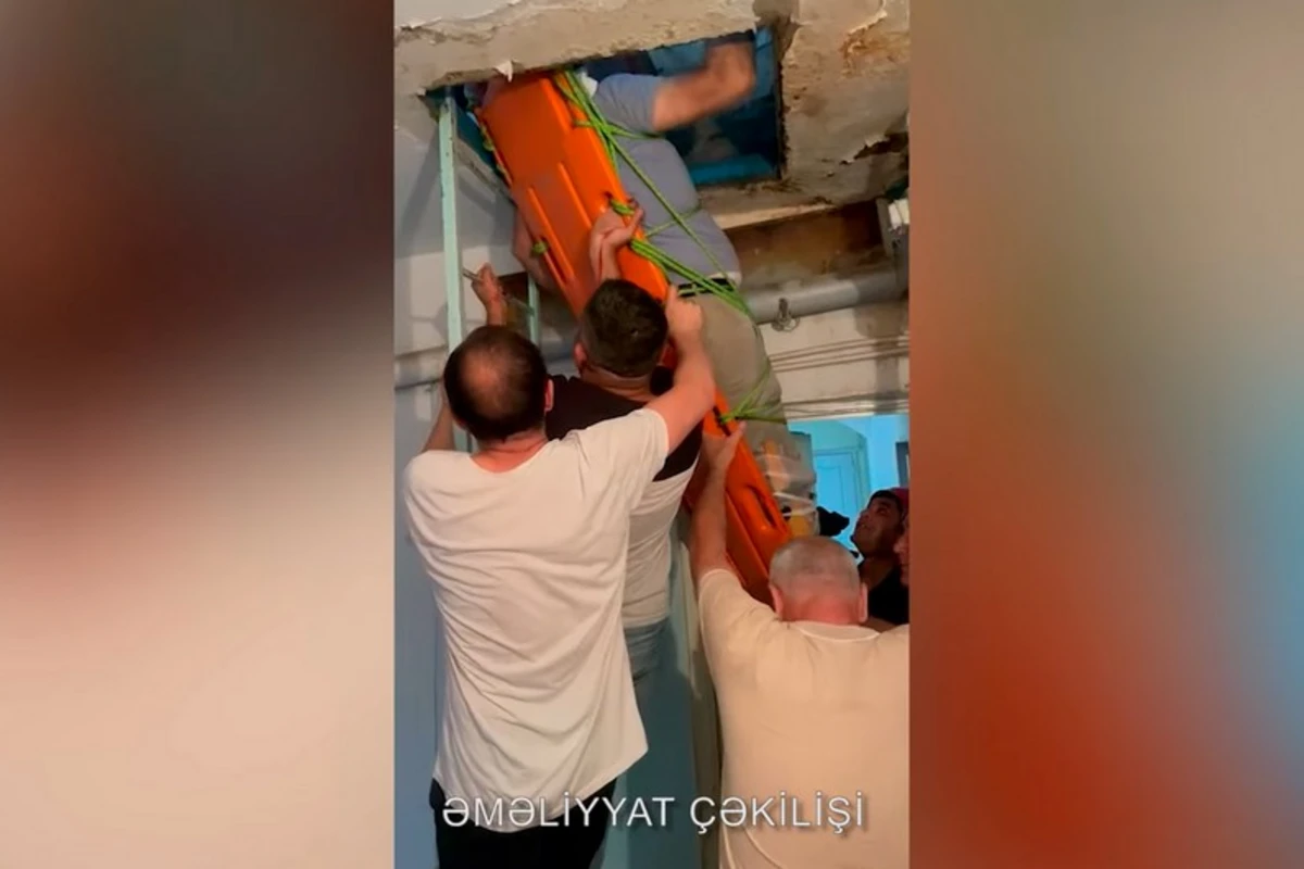 Bakıda yaşayış binasının damında köməksiz qalan vətəndaş xilas edilib - VİDEO