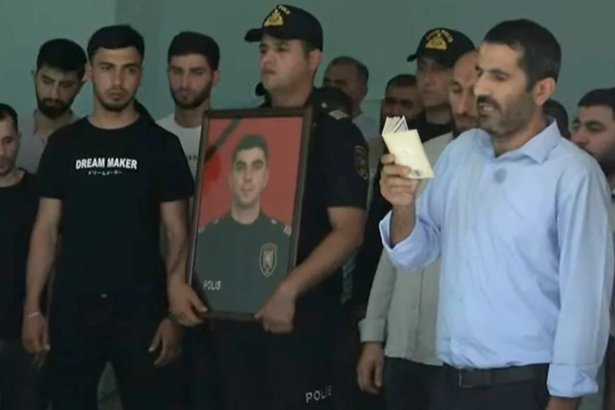 Bakıdakı silahlı insidentdə qətlə yetirilən polislərdən biri dəfn edilib - VİDEO