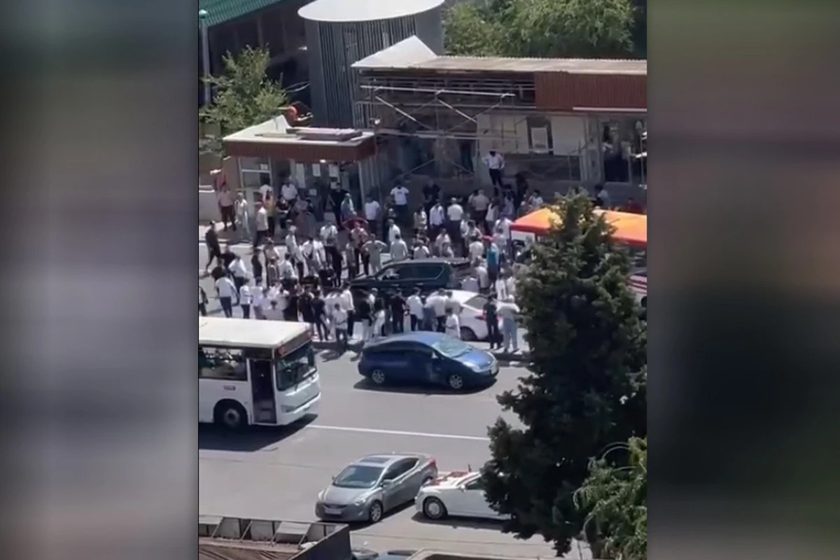 Серьезное ДТП в центре Баку: столкнулись два автобуса и Toyota Prado - ВИДЕО