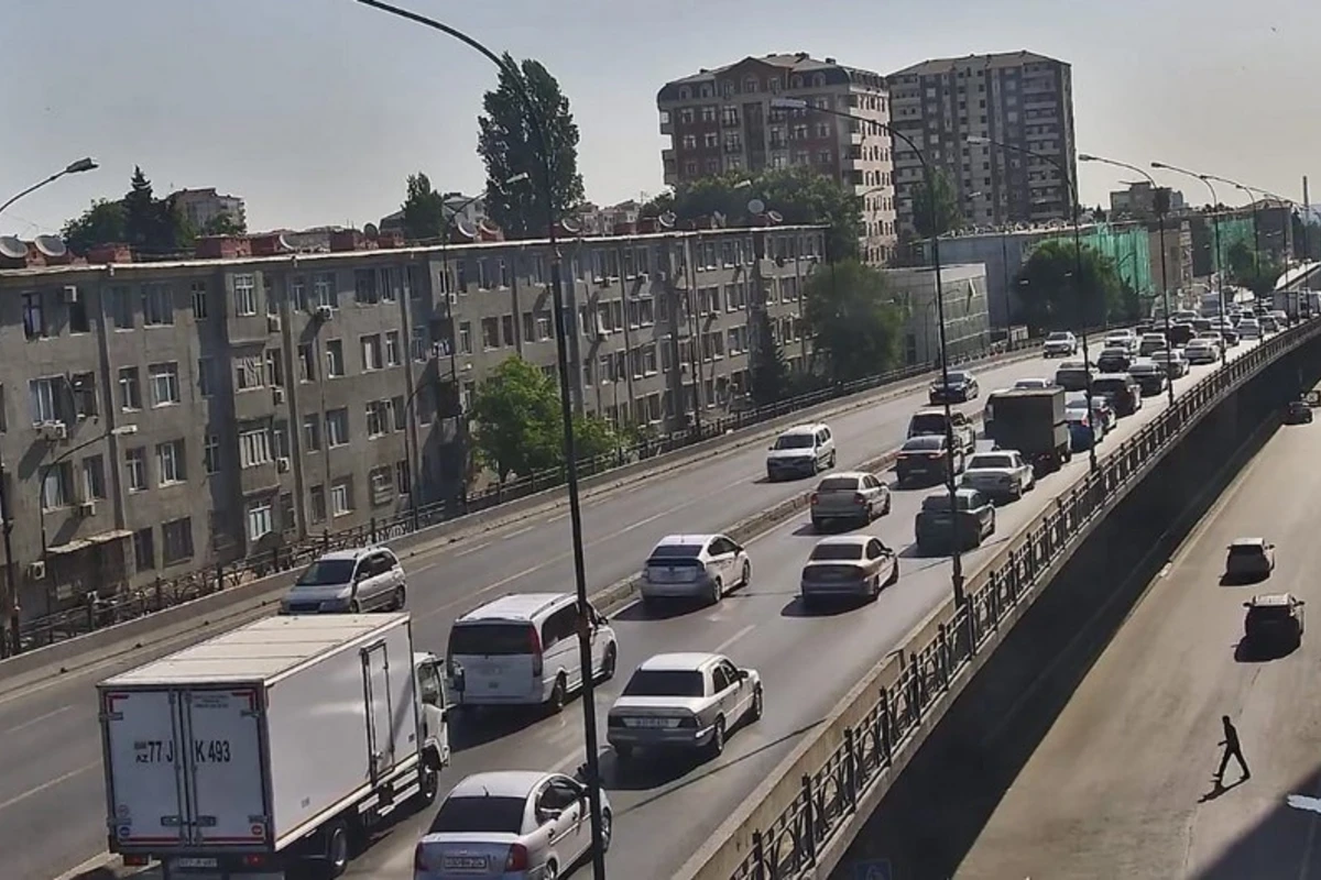 Bakının bir sıra yollarında tıxac yaranıb - SİYAHI