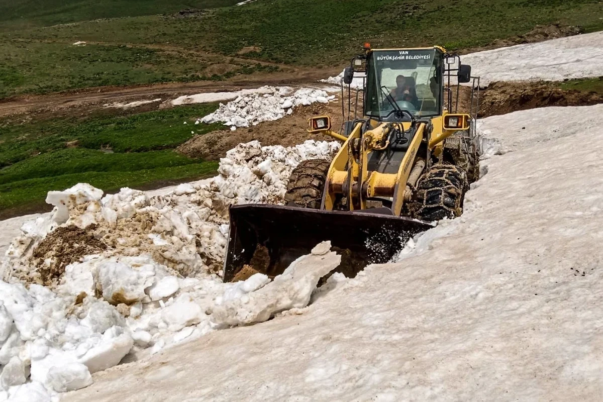 Türkiyənin bir tərəfi qızmar istilərlə, digər hissəsi qarla boğuşur - FOTO