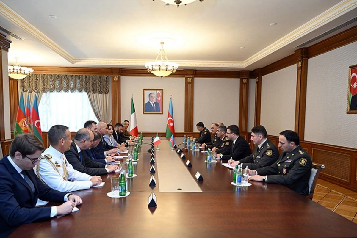 Zakir Həsənov italiyalı həmkarını ADEX 5-ci Azərbaycan Beynəlxalq Müdafiə Sərgisinə dəvət edib - FOTO
