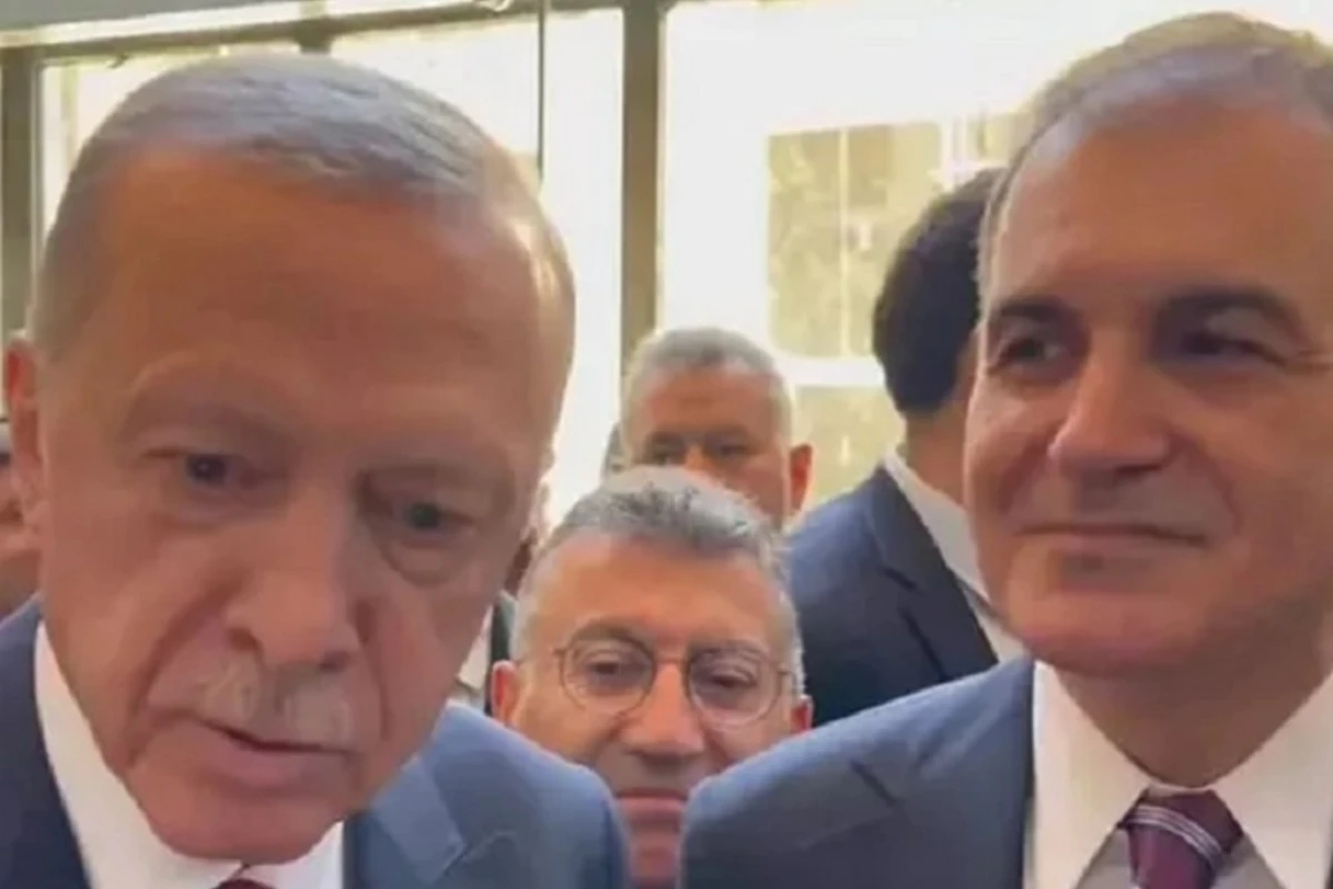 Rəcəb Tayyib Ərdoğan qadın müxbirin dırnaq boyasına təəccübləndi: Mən nə edəcəyəm indi? - VİDEO Rəcəb Tayyib Ərdoğan qadın müxbirin dırnaq boyasına təəccübləndi: Mən nə edəcəyəm indi? - VİDEO