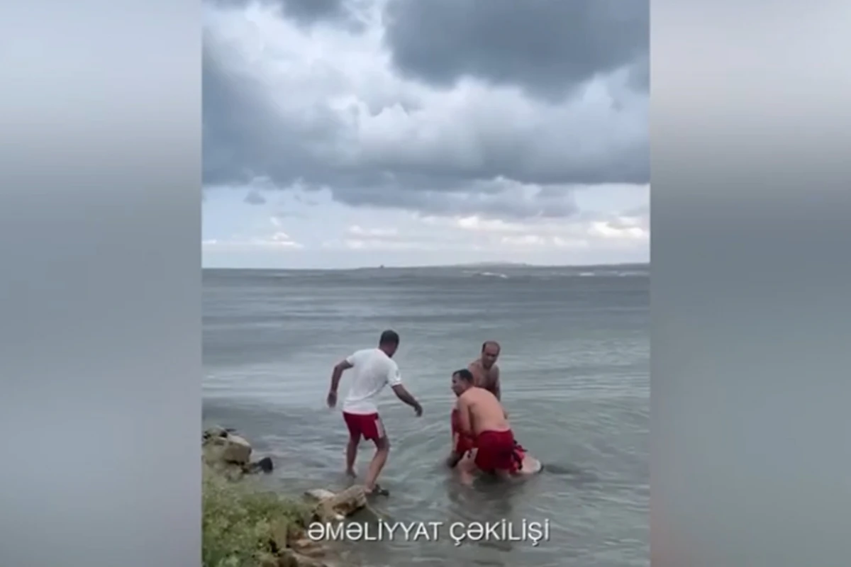 Bulvarda təhlükəli anlar - 1 nəfər xilas olundu, biri axtarılır - VİDEO Bulvarda təhlükəli anlar - 1 nəfər xilas olundu, biri axtarılır - VİDEO