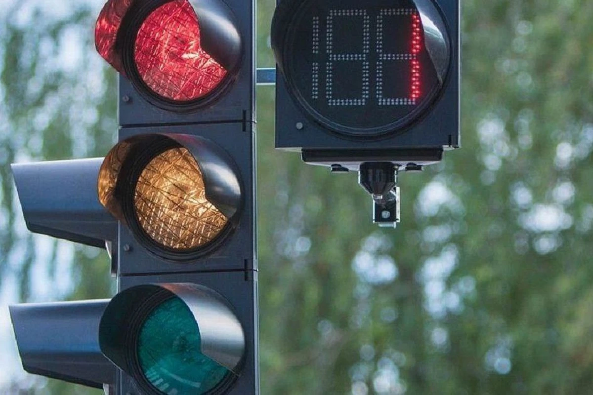 Svetoforun qırmızı işığında keçən və “protiv” sürənlər 100 manat cərimə olunacaq