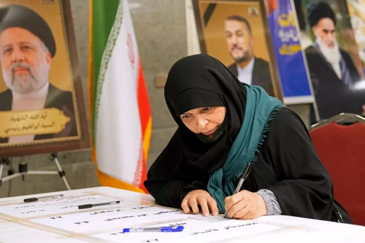 İranda prezident seçkiləri səsverməsi üçüncü dəfə uzadılıb İranda prezident seçkiləri səsverməsi üçüncü dəfə uzadılıb