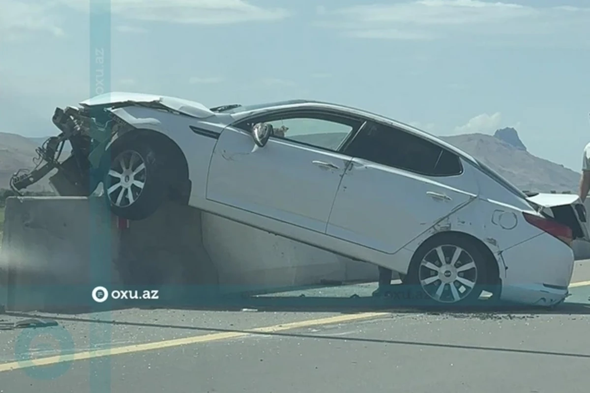 Авария на платной дороге: водитель врезался в бетонное ограждение - ВИДЕО