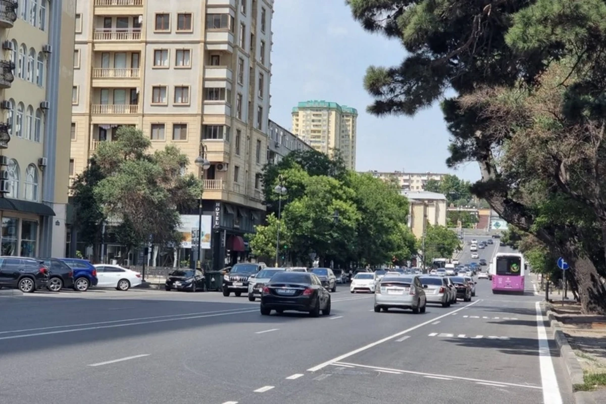 На еще одной улице в Баку организована автобусная полоса движения