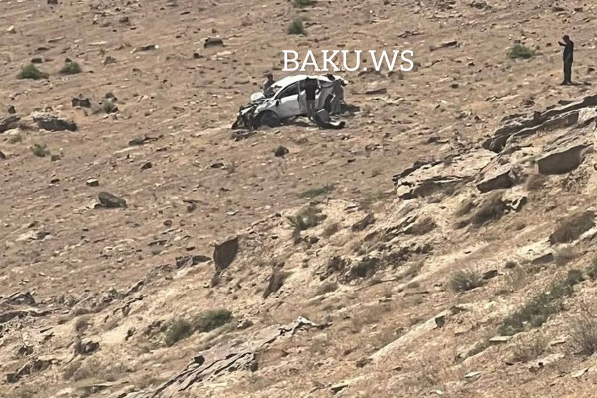 Bakıda QƏZA: Maşın dərəyə aşdı - FOTO