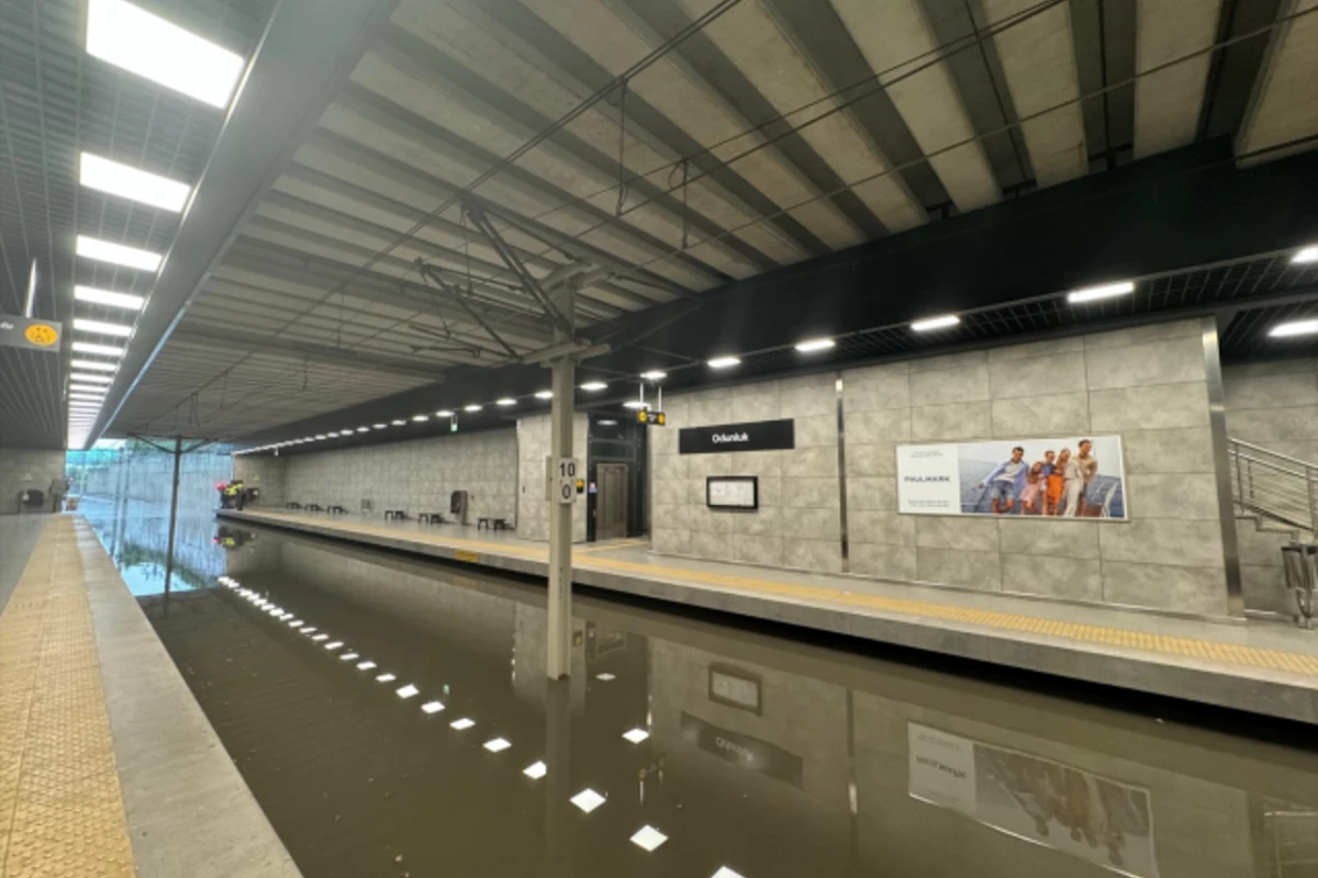 Metrolar gölə çevrildi, avtomobillər sular altında qaldı - FOTO/VİDEO
