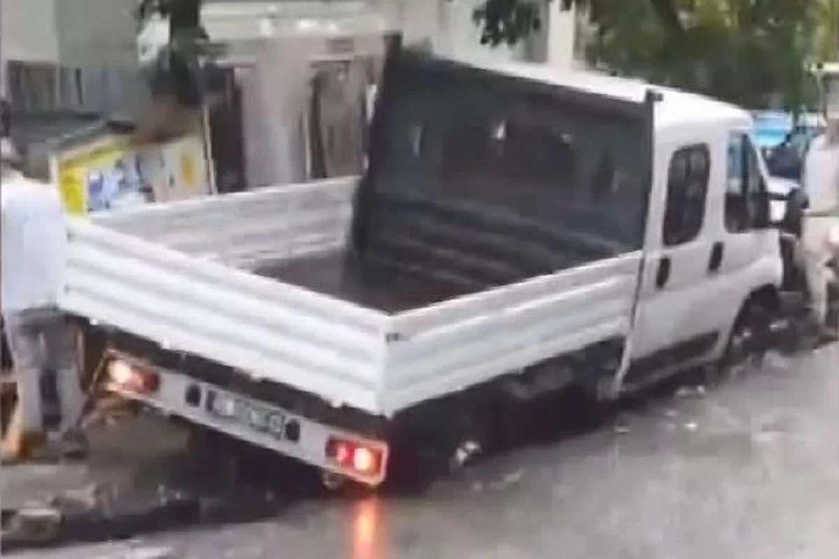 Yağışdan sonra yol çökdü - Avtomobillər içinə düşdü - FOTO/VİDEO Yağışdan sonra yol çökdü - Avtomobillər içinə düşdü - FOTO/VİDEO