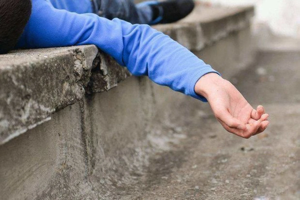Bakıda 43 yaşlı kişi talvardan yıxılaraq ölüb