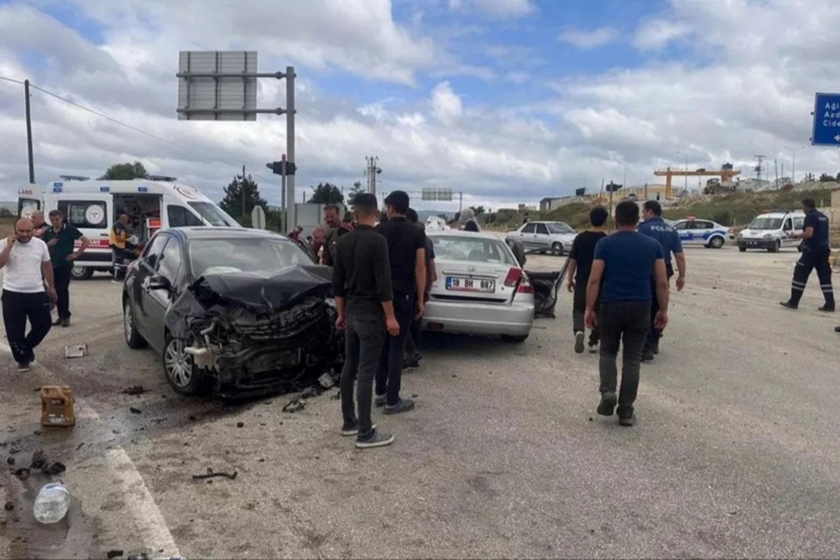 Türkiyədə üç avtomobil toqquşub, xəsarət alanlar var