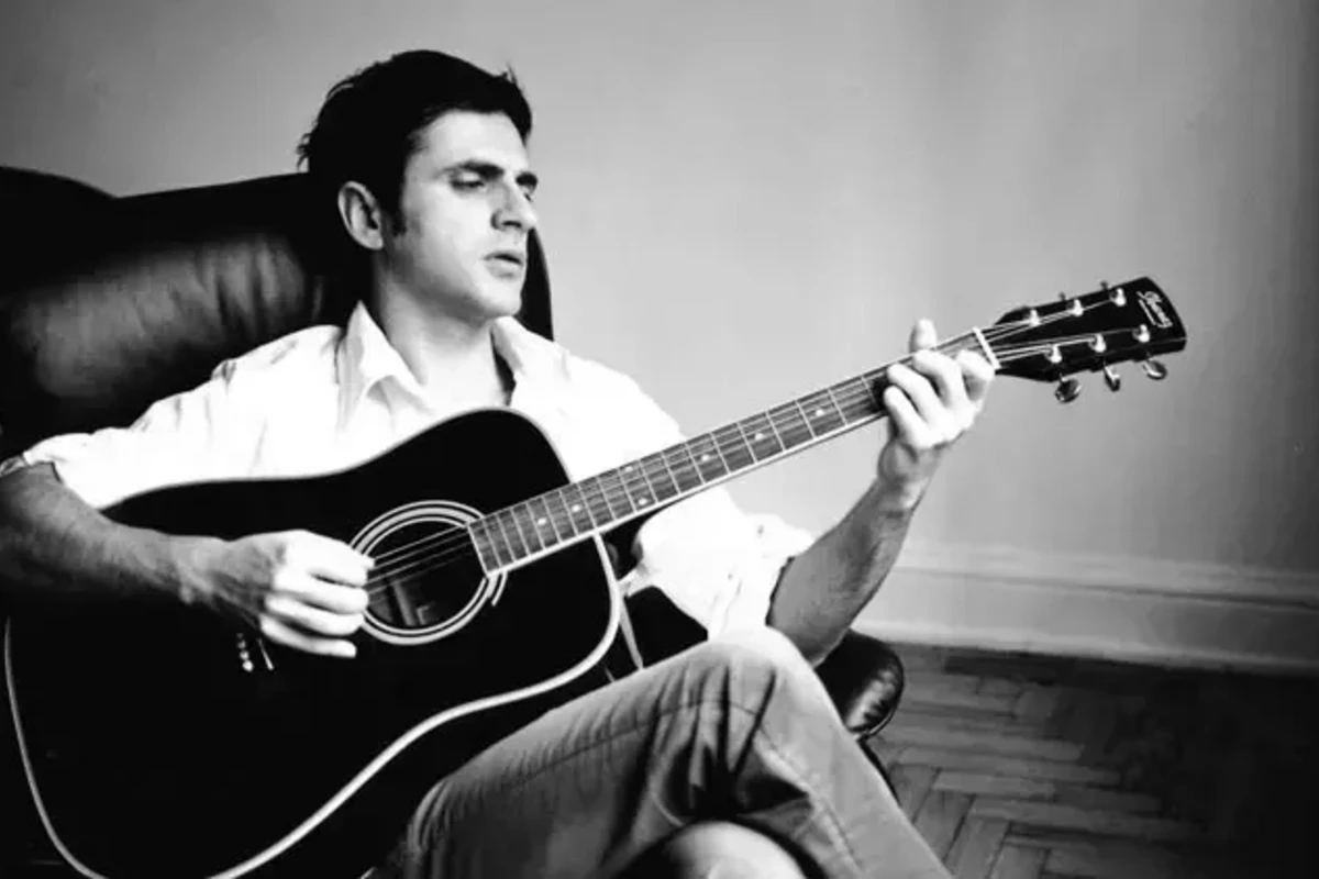Teomanın 30 illik gitarasından əldə edilən gəlir uşaqlara xərclənəcək